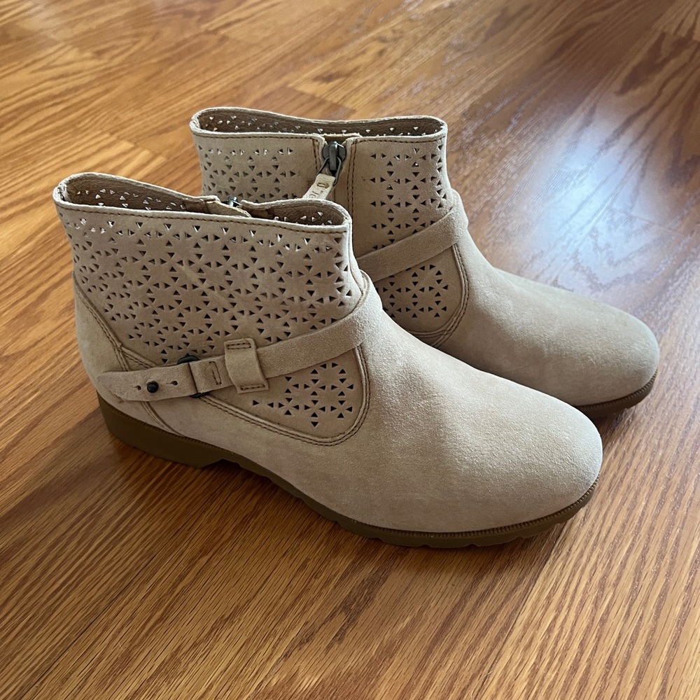 Like new TEVA ankle boots, Size 8.5